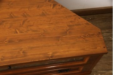 箪笥の下段をコーナーボードにリメイク!角をカットし、引き出しをフラップダウン扉に加工。上段のみ前板をクリアガラスに。ヒノキ無垢材の天板とキャスターを取り付け。
