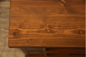 箪笥の下段をコーナーボードにリメイク!角をカットし、引き出しをフラップダウン扉に加工。上段のみ前板をクリアガラスに。ヒノキ無垢材の天板とキャスターを取り付け。