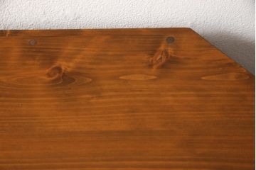箪笥の下段をコーナーボードにリメイク!角をカットし、引き出しをフラップダウン扉に加工。上段のみ前板をクリアガラスに。ヒノキ無垢材の天板とキャスターを取り付け。