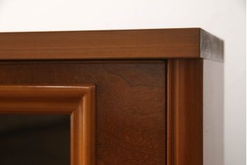 箪笥の下段をコーナーボードにリメイク!角をカットし、引き出しをフラップダウン扉に加工。上段のみ前板をクリアガラスに。ヒノキ無垢材の天板とキャスターを取り付け。