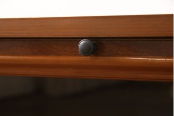 箪笥の下段をコーナーボードにリメイク!角をカットし、引き出しをフラップダウン扉に加工。上段のみ前板をクリアガラスに。ヒノキ無垢材の天板とキャスターを取り付け。