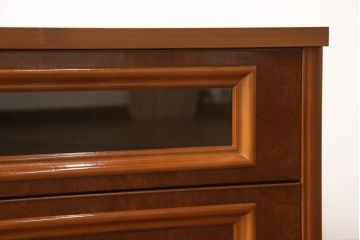 箪笥の下段をコーナーボードにリメイク!角をカットし、引き出しをフラップダウン扉に加工。上段のみ前板をクリアガラスに。ヒノキ無垢材の天板とキャスターを取り付け。