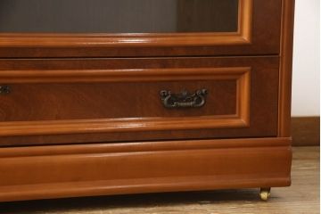 箪笥の下段をコーナーボードにリメイク!角をカットし、引き出しをフラップダウン扉に加工。上段のみ前板をクリアガラスに。ヒノキ無垢材の天板とキャスターを取り付け。