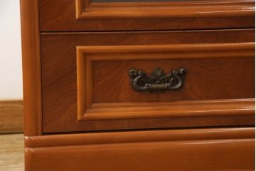 箪笥の下段をコーナーボードにリメイク!角をカットし、引き出しをフラップダウン扉に加工。上段のみ前板をクリアガラスに。ヒノキ無垢材の天板とキャスターを取り付け。