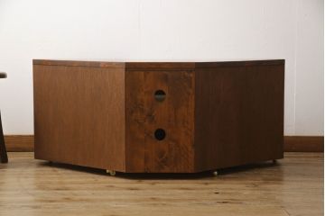 箪笥の下段をコーナーボードにリメイク!角をカットし、引き出しをフラップダウン扉に加工。上段のみ前板をクリアガラスに。ヒノキ無垢材の天板とキャスターを取り付け。