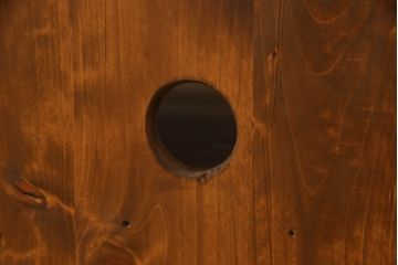 箪笥の下段をコーナーボードにリメイク!角をカットし、引き出しをフラップダウン扉に加工。上段のみ前板をクリアガラスに。ヒノキ無垢材の天板とキャスターを取り付け。