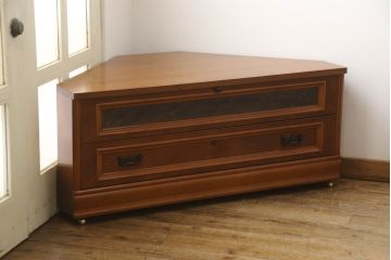 箪笥の下段をコーナーボードにリメイク!角をカットし、引き出しをフラップダウン扉に加工。上段のみ前板をクリアガラスに。ヒノキ無垢材の天板とキャスターを取り付け。