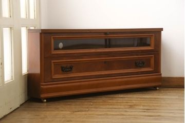 箪笥の下段をコーナーボードにリメイク!角をカットし、引き出しをフラップダウン扉に加工。上段のみ前板をクリアガラスに。ヒノキ無垢材の天板とキャスターを取り付け。
