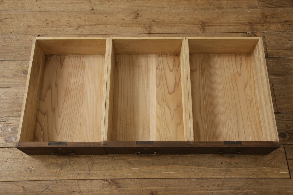 桐箪笥を着色リメイク!ヒノキ材の天板を取り付け、チェスナット系に着色仕上げ。