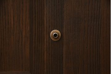 桐箪笥を着色リメイク!ヒノキ材の天板を取り付け、チェスナット系に着色仕上げ。