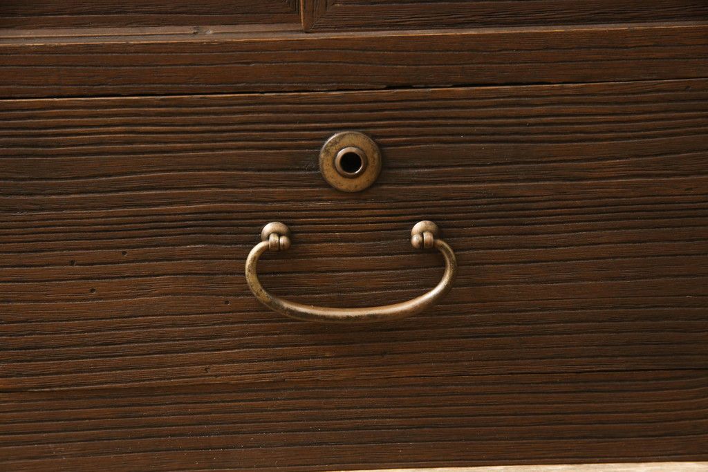 桐箪笥を着色リメイク!ヒノキ材の天板を取り付け、チェスナット系に着色仕上げ。