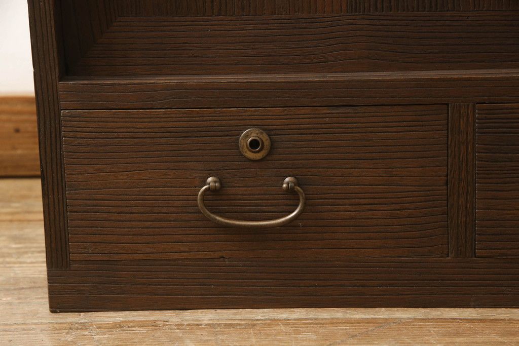 桐箪笥を着色リメイク!ヒノキ材の天板を取り付け、チェスナット系に着色仕上げ。