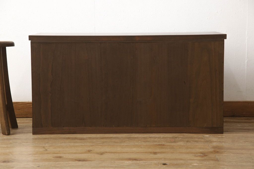 桐箪笥を着色リメイク!ヒノキ材の天板を取り付け、チェスナット系に着色仕上げ。