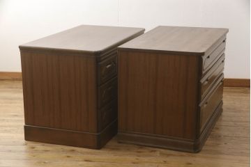 衣装箪笥をベッドサイド収納と2つのチェストにリメイク!右側部分は扉収納と引き出し1段分を抜き出し、天板とキャスターを取り付けベッドサイド収納に。左部分は上下に分けてリサイズ。それぞれワントーン落ち着いた色に着色仕上げ。