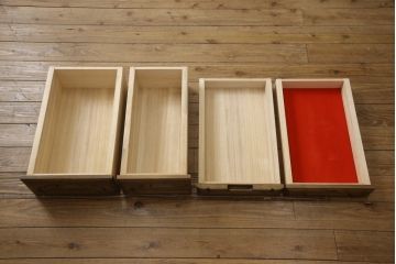衣装箪笥をベッドサイド収納と2つのチェストにリメイク!右側部分は扉収納と引き出し1段分を抜き出し、天板とキャスターを取り付けベッドサイド収納に。左部分は上下に分けてリサイズ。それぞれワントーン落ち着いた色に着色仕上げ。