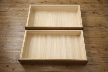 衣装箪笥をベッドサイド収納と2つのチェストにリメイク!右側部分は扉収納と引き出し1段分を抜き出し、天板とキャスターを取り付けベッドサイド収納に。左部分は上下に分けてリサイズ。それぞれワントーン落ち着いた色に着色仕上げ。