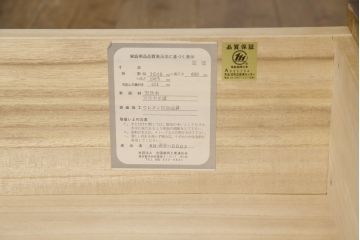 衣装箪笥をベッドサイド収納と2つのチェストにリメイク!右側部分は扉収納と引き出し1段分を抜き出し、天板とキャスターを取り付けベッドサイド収納に。左部分は上下に分けてリサイズ。それぞれワントーン落ち着いた色に着色仕上げ。