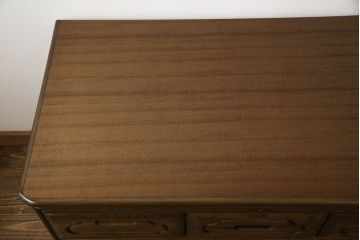 衣装箪笥をベッドサイド収納と2つのチェストにリメイク!右側部分は扉収納と引き出し1段分を抜き出し、天板とキャスターを取り付けベッドサイド収納に。左部分は上下に分けてリサイズ。それぞれワントーン落ち着いた色に着色仕上げ。
