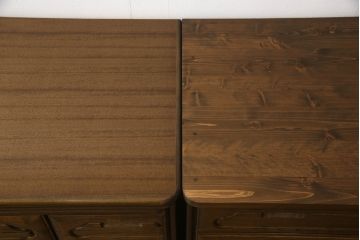 衣装箪笥をベッドサイド収納と2つのチェストにリメイク!右側部分は扉収納と引き出し1段分を抜き出し、天板とキャスターを取り付けベッドサイド収納に。左部分は上下に分けてリサイズ。それぞれワントーン落ち着いた色に着色仕上げ。