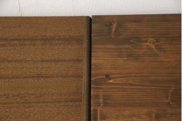 衣装箪笥をベッドサイド収納と2つのチェストにリメイク!右側部分は扉収納と引き出し1段分を抜き出し、天板とキャスターを取り付けベッドサイド収納に。左部分は上下に分けてリサイズ。それぞれワントーン落ち着いた色に着色仕上げ。