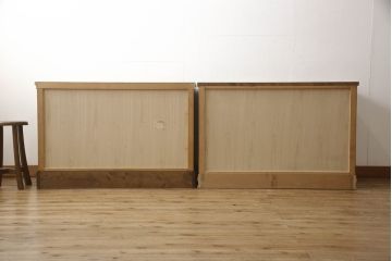 衣装箪笥をベッドサイド収納と2つのチェストにリメイク!右側部分は扉収納と引き出し1段分を抜き出し、天板とキャスターを取り付けベッドサイド収納に。左部分は上下に分けてリサイズ。それぞれワントーン落ち着いた色に着色仕上げ。