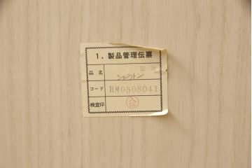 衣装箪笥をベッドサイド収納と2つのチェストにリメイク!右側部分は扉収納と引き出し1段分を抜き出し、天板とキャスターを取り付けベッドサイド収納に。左部分は上下に分けてリサイズ。それぞれワントーン落ち着いた色に着色仕上げ。