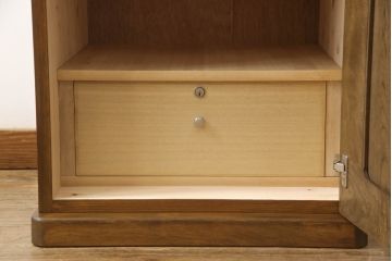衣装箪笥をベッドサイド収納と2つのチェストにリメイク!右側部分は扉収納と引き出し1段分を抜き出し、天板とキャスターを取り付けベッドサイド収納に。左部分は上下に分けてリサイズ。それぞれワントーン落ち着いた色に着色仕上げ。
