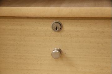 衣装箪笥をベッドサイド収納と2つのチェストにリメイク!右側部分は扉収納と引き出し1段分を抜き出し、天板とキャスターを取り付けベッドサイド収納に。左部分は上下に分けてリサイズ。それぞれワントーン落ち着いた色に着色仕上げ。