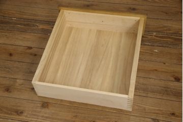衣装箪笥をベッドサイド収納と2つのチェストにリメイク!右側部分は扉収納と引き出し1段分を抜き出し、天板とキャスターを取り付けベッドサイド収納に。左部分は上下に分けてリサイズ。それぞれワントーン落ち着いた色に着色仕上げ。