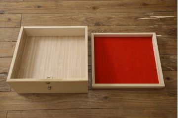 衣装箪笥をベッドサイド収納と2つのチェストにリメイク!右側部分は扉収納と引き出し1段分を抜き出し、天板とキャスターを取り付けベッドサイド収納に。左部分は上下に分けてリサイズ。それぞれワントーン落ち着いた色に着色仕上げ。