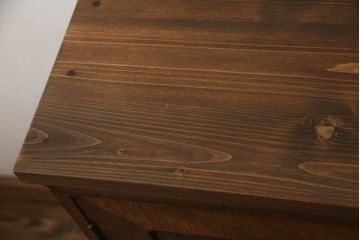 2段重ね桐箪笥をサイドボードとチェストにリメイク!上段は新たに台輪の取り付け。下段は台輪をカットし木製脚の取り付け。いずれもヒノキ無垢材の天板を取り付け。