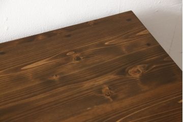 2段重ね桐箪笥をサイドボードとチェストにリメイク!上段は新たに台輪の取り付け。下段は台輪をカットし木製脚の取り付け。いずれもヒノキ無垢材の天板を取り付け。