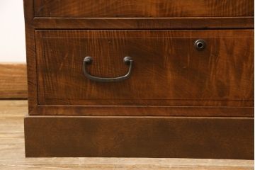 2段重ね桐箪笥をサイドボードとチェストにリメイク!上段は新たに台輪の取り付け。下段は台輪をカットし木製脚の取り付け。いずれもヒノキ無垢材の天板を取り付け。