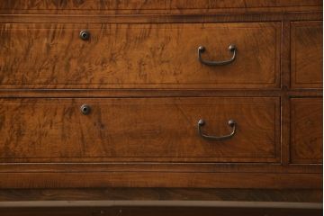 2段重ね桐箪笥をサイドボードとチェストにリメイク!上段は新たに台輪の取り付け。下段は台輪をカットし木製脚の取り付け。いずれもヒノキ無垢材の天板を取り付け。