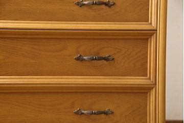 婚礼箪笥を綺麗に再生!高品質リペアを施し、ワントーン落ち着いた色に着色仕上げ。