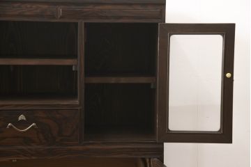 3段重ね桐箪笥を収納棚とローチェストにリメイク!上段・中段は台輪と天板を取り付け重ね収納棚に。引き戸と扉にクリアガラスをはめ込み、衣装盆はスライド式の収納スペースに加工。下段は丸脚の取り付けと、1段目の引き出しを中央で区切り2杯に加工。いずれもヒノキ無垢材の天板を追加。