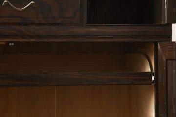 3段重ね桐箪笥を収納棚とローチェストにリメイク!上段・中段は台輪と天板を取り付け重ね収納棚に。引き戸と扉にクリアガラスをはめ込み、衣装盆はスライド式の収納スペースに加工。下段は丸脚の取り付けと、1段目の引き出しを中央で区切り2杯に加工。いずれもヒノキ無垢材の天板を追加。