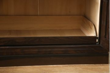 3段重ね桐箪笥を収納棚とローチェストにリメイク!上段・中段は台輪と天板を取り付け重ね収納棚に。引き戸と扉にクリアガラスをはめ込み、衣装盆はスライド式の収納スペースに加工。下段は丸脚の取り付けと、1段目の引き出しを中央で区切り2杯に加工。いずれもヒノキ無垢材の天板を追加。