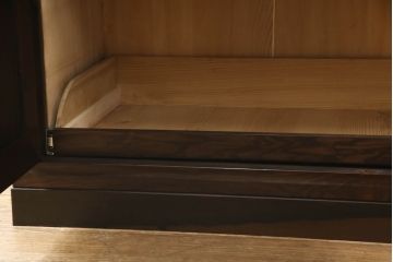 3段重ね桐箪笥を収納棚とローチェストにリメイク!上段・中段は台輪と天板を取り付け重ね収納棚に。引き戸と扉にクリアガラスをはめ込み、衣装盆はスライド式の収納スペースに加工。下段は丸脚の取り付けと、1段目の引き出しを中央で区切り2杯に加工。いずれもヒノキ無垢材の天板を追加。