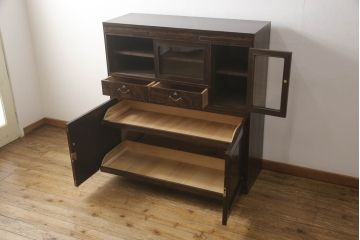 3段重ね桐箪笥を収納棚とローチェストにリメイク!上段・中段は台輪と天板を取り付け重ね収納棚に。引き戸と扉にクリアガラスをはめ込み、衣装盆はスライド式の収納スペースに加工。下段は丸脚の取り付けと、1段目の引き出しを中央で区切り2杯に加工。いずれもヒノキ無垢材の天板を追加。