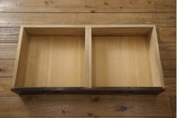 3段重ね桐箪笥を収納棚とローチェストにリメイク!上段・中段は台輪と天板を取り付け重ね収納棚に。引き戸と扉にクリアガラスをはめ込み、衣装盆はスライド式の収納スペースに加工。下段は丸脚の取り付けと、1段目の引き出しを中央で区切り2杯に加工。いずれもヒノキ無垢材の天板を追加。