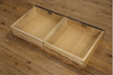 3段重ね桐箪笥を収納棚とローチェストにリメイク!上段・中段は台輪と天板を取り付け重ね収納棚に。引き戸と扉にクリアガラスをはめ込み、衣装盆はスライド式の収納スペースに加工。下段は丸脚の取り付けと、1段目の引き出しを中央で区切り2杯に加工。いずれもヒノキ無垢材の天板を追加。