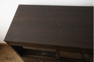 3段重ね桐箪笥を収納棚とローチェストにリメイク!上段・中段は台輪と天板を取り付け重ね収納棚に。引き戸と扉にクリアガラスをはめ込み、衣装盆はスライド式の収納スペースに加工。下段は丸脚の取り付けと、1段目の引き出しを中央で区切り2杯に加工。いずれもヒノキ無垢材の天板を追加。