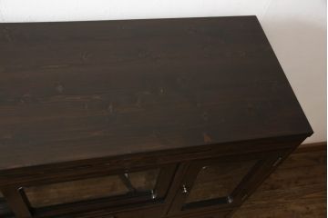 3段重ね桐箪笥を収納棚とローチェストにリメイク!上段・中段は台輪と天板を取り付け重ね収納棚に。引き戸と扉にクリアガラスをはめ込み、衣装盆はスライド式の収納スペースに加工。下段は丸脚の取り付けと、1段目の引き出しを中央で区切り2杯に加工。いずれもヒノキ無垢材の天板を追加。