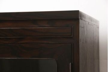 3段重ね桐箪笥を収納棚とローチェストにリメイク!上段・中段は台輪と天板を取り付け重ね収納棚に。引き戸と扉にクリアガラスをはめ込み、衣装盆はスライド式の収納スペースに加工。下段は丸脚の取り付けと、1段目の引き出しを中央で区切り2杯に加工。いずれもヒノキ無垢材の天板を追加。