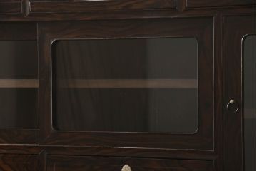 3段重ね桐箪笥を収納棚とローチェストにリメイク!上段・中段は台輪と天板を取り付け重ね収納棚に。引き戸と扉にクリアガラスをはめ込み、衣装盆はスライド式の収納スペースに加工。下段は丸脚の取り付けと、1段目の引き出しを中央で区切り2杯に加工。いずれもヒノキ無垢材の天板を追加。