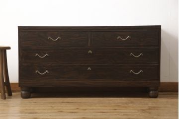 3段重ね桐箪笥を収納棚とローチェストにリメイク!上段・中段は台輪と天板を取り付け重ね収納棚に。引き戸と扉にクリアガラスをはめ込み、衣装盆はスライド式の収納スペースに加工。下段は丸脚の取り付けと、1段目の引き出しを中央で区切り2杯に加工。いずれもヒノキ無垢材の天板を追加。