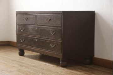 3段重ね桐箪笥を収納棚とローチェストにリメイク!上段・中段は台輪と天板を取り付け重ね収納棚に。引き戸と扉にクリアガラスをはめ込み、衣装盆はスライド式の収納スペースに加工。下段は丸脚の取り付けと、1段目の引き出しを中央で区切り2杯に加工。いずれもヒノキ無垢材の天板を追加。