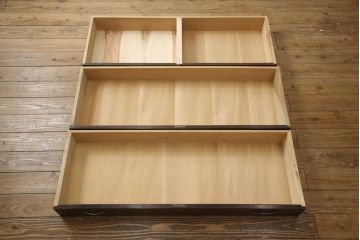 3段重ね桐箪笥を収納棚とローチェストにリメイク!上段・中段は台輪と天板を取り付け重ね収納棚に。引き戸と扉にクリアガラスをはめ込み、衣装盆はスライド式の収納スペースに加工。下段は丸脚の取り付けと、1段目の引き出しを中央で区切り2杯に加工。いずれもヒノキ無垢材の天板を追加。