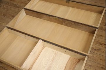 3段重ね桐箪笥を収納棚とローチェストにリメイク!上段・中段は台輪と天板を取り付け重ね収納棚に。引き戸と扉にクリアガラスをはめ込み、衣装盆はスライド式の収納スペースに加工。下段は丸脚の取り付けと、1段目の引き出しを中央で区切り2杯に加工。いずれもヒノキ無垢材の天板を追加。